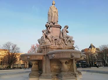 fontaine Pradier Nîmes